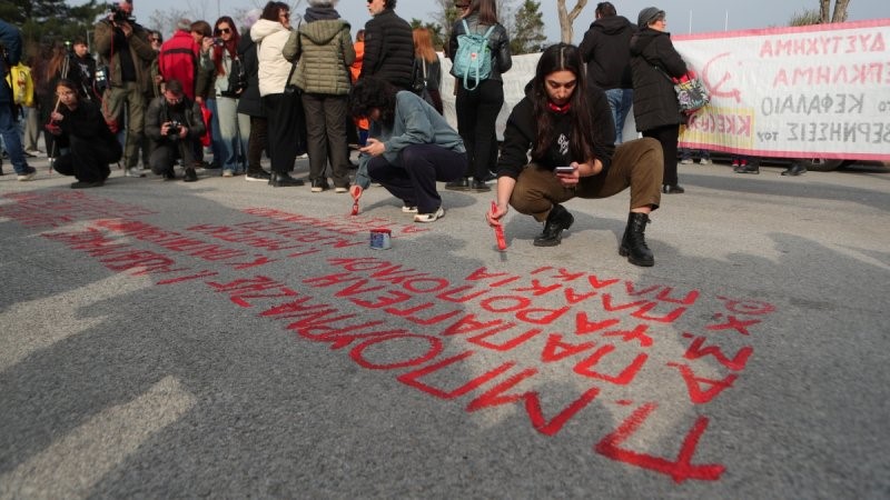 Διαδηλωτές έγραψαν με μπογιά τα ονόματα των νεκρών